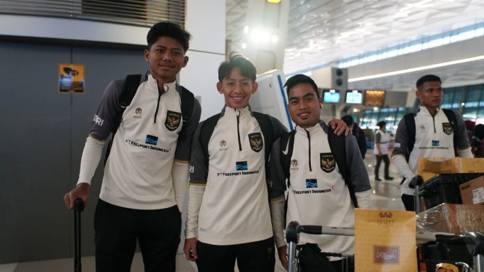 Tim U-20 Indonesia berangkat ke Doha, Qatar dari bandara Soekarno-Hatta dengan menggunakan pesawat Qatar Airways, Jumat (22/12) f,pssi