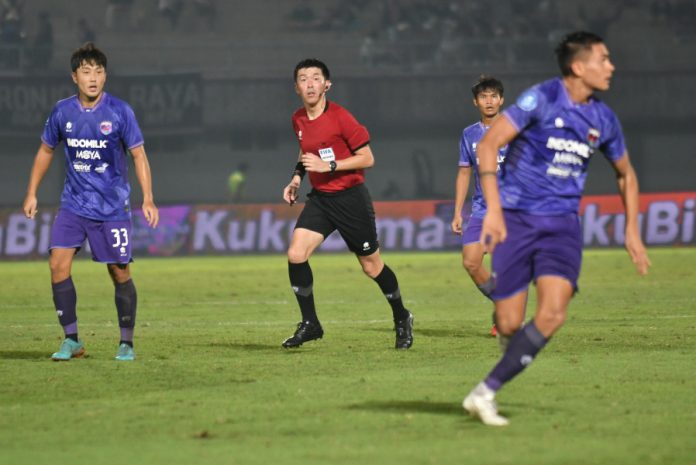 PSSI menugaskan dua wasit Jepang Futoshi Nakamura dan Yusuke Araki dalam pertandingan ke-22 BRI Liga I 2023/2024 f,pssi