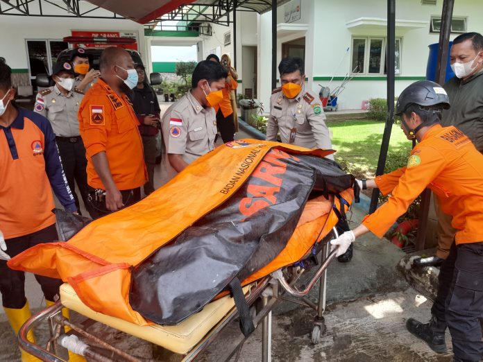 Rahmat, anak hilang berusia 14 tahun yang dilaporkan orangtuanya tiga hari lalu telah berhasil ditemukan Bhabinkamtibmas Kelurahan Pinang Kencana Aiptu Abdul Gafur A bersama Sat Reskrim Polresta Tanjungpinang, Unit Reskrim Polsek Tanjungpinang Timur, Basarnas Kota Tanjungpinang dan masyarakat, Senin (8/1) f,ist