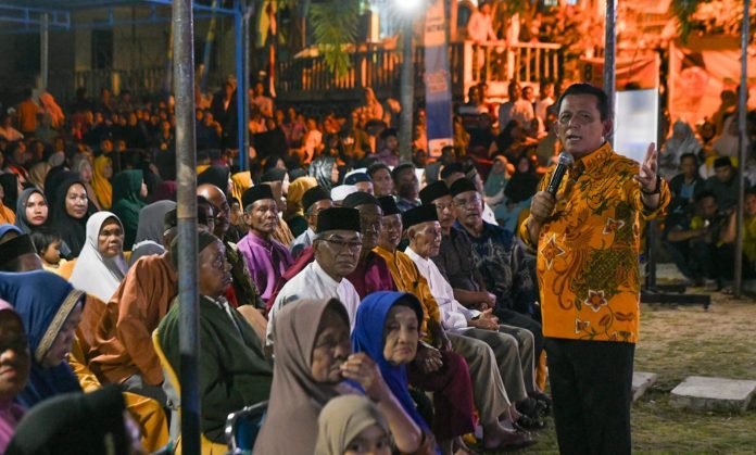 Gubernur Kepulauan Riau H. Ansar Ahmad memaparkan beberapa program yang digesa di Kecamatan Mantang saat bersilaturahmi dengan masyarakat Kecamatan Mantang di Desa Mantang Lama, Kabupaten Bintan, Senin (29/1) malam f,Diskominfo Kepri