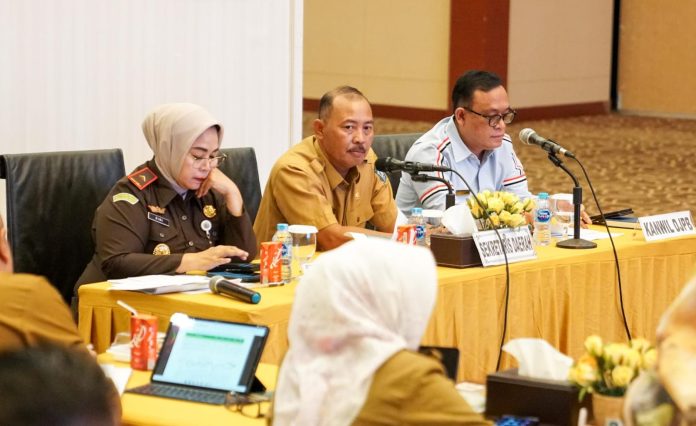 Sekretaris Daerah Provinsi Kepulauan Riau Adi Prihantara memimpin Rapat Pembentukan Peta Jalan Pengendalian Inflasi Provinsi Kepulauan Riau bertempat di Aula Wan Seri Beni Kantor Gubernur Kepulauan Riau, Pulau Dompak, Tanjungpinang, Selasa (23/01) f,diskominfo Kepri