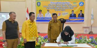 Sebanyak 316 PTK non ASN se-Kabupaten Natuna Tandatangani Surat Perjanjian Kerja, Gubernur Sampaikan Terimakasih Gubernur Kepri Ansar Ahmad menyaksikan penandatanganan Surat Perjanjian Kerja (SPK) Tahun 2024 secara simbolis oleh Pendidik dan Tenaga Kependidikan (PTK) non ASN SMAN, SMKN, dan SLBN se-Kabupaten Natuna di Gedung Sri Srindit, Ranai, Kabupaten Natuna, Selasa, (16/1) f,diskominfo Kepri