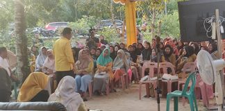 Gubernur Kepri Bernostalgia Bersama Warga Desa Penaga, Bintan Gubernur Kepri, Ansar Ahmad ditemani Ketua TP PKK Kepri Hj Dewi Kumalasari MPd dan Wakil Ketua DPR RI Rizki Faisal bertemu dengan masyarakat Desa Penaga Kabupaten Bintan, Senin (22/1) f,diskominfo Kepri