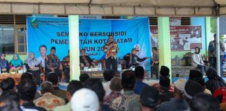 Sekda Jefridin Ajak Warga Pulau Air Tidak Terpengaruh Hoax di Medsos Sekretaris Daerah Kota Batam, Jefridin, memberikan sambutan dalam acara pendistribusikan 357 Paket Sembako Bersubsidi Pemerintah Kota Batam Tahap I Tahun 2024 kepada warga Pulau Air, di Halaman Kantor Lurah Batu Legong, Kecamatan Bulang, Kamis (25/1) f,Pemko Batam