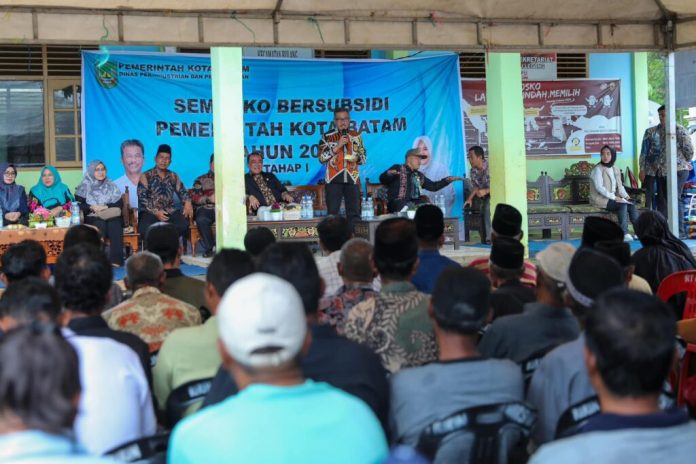 Sekretaris Daerah Kota Batam, Jefridin, memberikan sambutan dalam acara pendistribusikan 357 Paket Sembako Bersubsidi Pemerintah Kota Batam Tahap I Tahun 2024 kepada warga Pulau Air, di Halaman Kantor Lurah Batu Legong, Kecamatan Bulang, Kamis (25/1) f,Pemko Batam