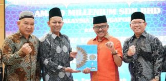 Malaysia dan Singapura Wakafkan Al Quran untuk Warga Batam Wali Kota Batam Muhammad Rudi diwakili Sekretaris Daerah Kota Batam, Jefridin, menerima Al Quran yang diwakafkan Amjad Millenium SDN BHD Malaysia dan Singapura untuk masyarakat di Indonesia khususnya masyarakat di Kota Batam f,Pemko Batam