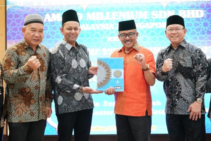Wali Kota Batam Muhammad Rudi diwakili Sekretaris Daerah Kota Batam, Jefridin, menerima Al Quran yang diwakafkan Amjad Millenium SDN BHD Malaysia dan Singapura untuk masyarakat di Indonesia khususnya masyarakat di Kota Batam f,Pemko Batam