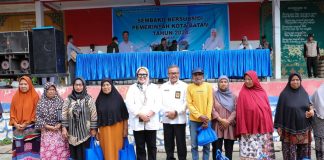 Warga Pulau Pemping dan Pulau Kasu Terima 1.300 Paket Sembako dari Pemko Batam Sekretaris Daerah Kota Batam, Jefridin, mewakili Wali Kota Batam, Muhammad Rudi bersama Wakil Gubernur Kepri, Marlin Agustina membagikan 1.300 paket Sembako Subsidi Tahap I Tahun 2024 dari Pemerintah Kota Batam, di PAUD Nur Hidayah Mongkol Pemping dan Gedung Bersama Pulau Kasu, Kecamatan Belakangpadang, Rabu (24/1) f, Pemko Batam