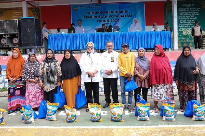 Sekretaris Daerah Kota Batam, Jefridin, mewakili Wali Kota Batam, Muhammad Rudi bersama Wakil Gubernur Kepri, Marlin Agustina membagikan 1.300 paket Sembako Subsidi Tahap I Tahun 2024 dari Pemerintah Kota Batam, di PAUD Nur Hidayah Mongkol Pemping dan Gedung Bersama Pulau Kasu, Kecamatan Belakangpadang, Rabu (24/1) f, Pemko Batam