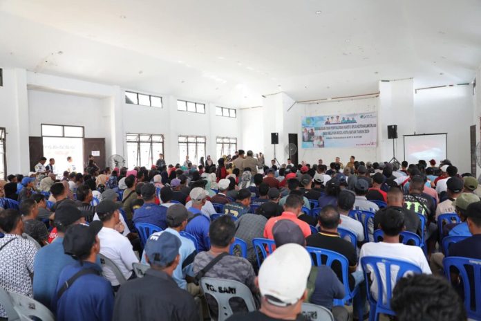 Pemko Batam melalui Sekretaris Daerah Kota Batam, Jefridin, menyerahkan 348 Kartu BPJS Ketenagakerjaan bagi nelayan kecil Kelurahan Sekanakraya dan Kelurahan Tanjungsari, Kecamatan Belakangpadang di Gedung Nasional Belakangpadang, Selasa (30/1) f,Pemko Batam