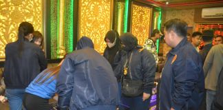 Polda Kepri Bersama TNI dan Beacukai Razia Narkoba dan Mikol Tanpa Cukai di Tempat Hiburan Malam di Batam Tim Gabungan Ditresnarkoba Polda Kepri POM AU, POM AD, POM AL, dan Bea Cukai kota Batam melakukan razia tempat hiburan malam di Batam, Sabtu (20/1) f,Polda Kepri