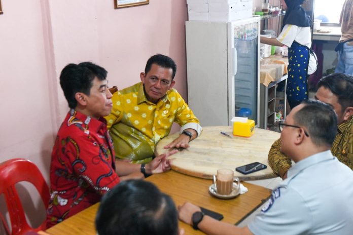 Gubernur Kepulauan Riau Ansar Ahmad bersilaturahmi dengan Kepala Kanwil DJP Kepri, Imanul Hakim di Kedai Prata Pagi Sore, Tanjungpinang, Kamis (18/1) f,diskominfo Kepri