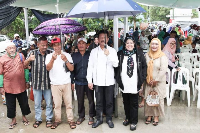 Wali Kota Batam, Muhammad Rudi, foto bersama dengan warga. Rudi menyerahkan paket sembako subsidi untuk masyarakat Bengkong, Selasa (16/1) f,Pemko Batam