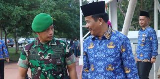 Wali Kota Rudi Ajak Semua Warga di Batam Sukseskan Pemilu. “Beda Pilihan Bukan Alasan Perpecahan” Wali Kota Batam, Muhammad Rudi bersama Dandim 0316 Batam, Letkol Inf Galih Bramantyo disela-setelah Upacara Bendera 17 Hari Bulan Tingkat Kota Batam Tahun 2024 di Dataran Engku Putri, Rabu (17/1). f,Pemko Batam