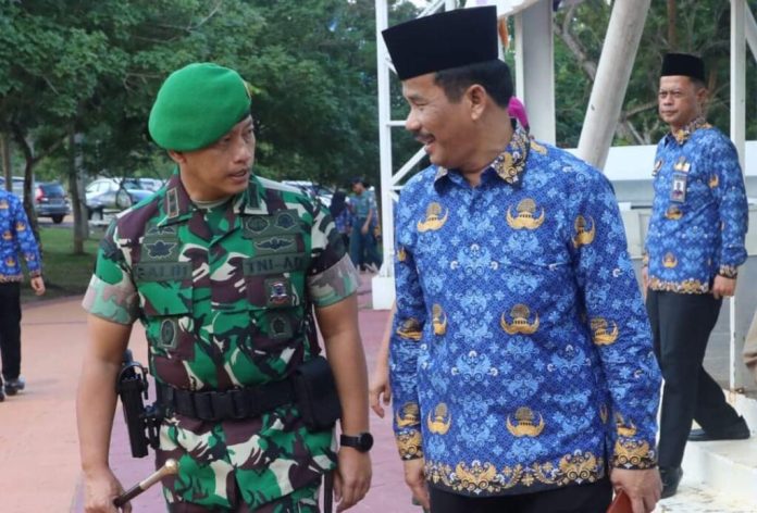 Wali Kota Batam, Muhammad Rudi bersama Dandim 0316 Batam, Letkol Inf Galih Bramantyo disela-setelah Upacara Bendera 17 Hari Bulan Tingkat Kota Batam Tahun 2024 di Dataran Engku Putri, Rabu (17/1). f,Pemko Batam