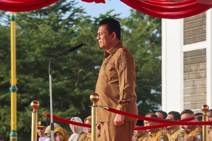 Gubenur Kepulauan Riau H. Ansar Ahmad memimpin Apel Pagi bersama Organisasi Perangkat Daerah (OPD) di Lingkungan Pemerintah Provinsi Kepulauan Riau bertempat di Halaman Kantor Gubernur Kepri, Dompak, Tanjungpinang, Selasa (02/01) f,diskominfo Kepri