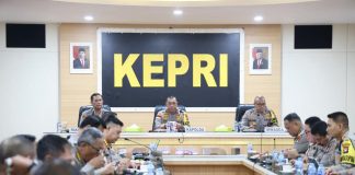 Kapolda Jabarkan 7 Commander Wish Kapolda Kepri Hadapi Pemilu Kapolda Kepri Irjen. Pol. Drs. Yan Fitri Halimansyah, pimpin kegiatan rapat terkait “Commander Wish Kapolda Kepri” di Rupatama Polda Kepri. Selasa (2/1) f, Humas Polda Kepri