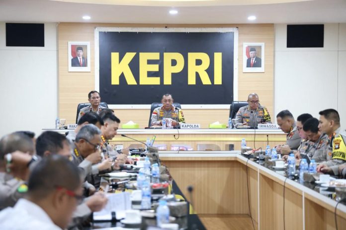 Kapolda Kepri Irjen. Pol. Drs. Yan Fitri Halimansyah, pimpin kegiatan rapat terkait “Commander Wish Kapolda Kepri” di Rupatama Polda Kepri. Selasa (2/1) f, Humas Polda Kepri