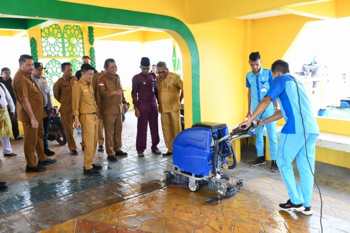 Gubernur Kepulauan Riau H. Ansar Ahmad bersama PJ Walikota Tanjungpinang Hasan melakukan kunjungan ke Pulau Penyengat, Selasa (2/1) f,diskominfo Kepri