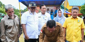 Ansar Resmikan Gedung Konseling dan Operasikan Mesin Genset 350 KVA Untuk Mendukung Penerangan Masyarakat di Kelurahan Karas, Batam Gubernur Kepulauan Riau H. Ansar Ahmad meresmikan Gedung Konseling Dan Rehabilitasi Bangunan SMA Negeri 9 Batam dan melakukan serah terima pembangunan semenisasi dan gapura serta serah terima pengooperasian mesin genset 350 KVA di Kecamatan Galang Kota Batam Provinsi Kepulauan Riau, Rabu (3/1) f, diskominfo Kepri