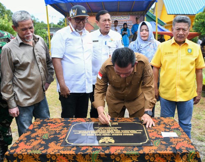 Gubernur Kepulauan Riau H. Ansar Ahmad meresmikan Gedung Konseling Dan Rehabilitasi Bangunan SMA Negeri 9 Batam dan melakukan serah terima pembangunan semenisasi dan gapura serta serah terima pengooperasian mesin genset 350 KVA di Kecamatan Galang Kota Batam Provinsi Kepulauan Riau, Rabu (3/1) f, diskominfo Kepri