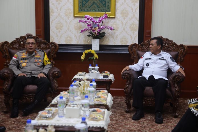 Gubernur Kepulauan Riau H. Ansar Ahmad menerima Silaturahmi Kapolda Kepulauan Riau Irjen. Pol. Drs. Yan Fitri Halimansyah, di Gedung Daerah Tanjungpinang, Kamis (04/01) f, diskominfo Kepri