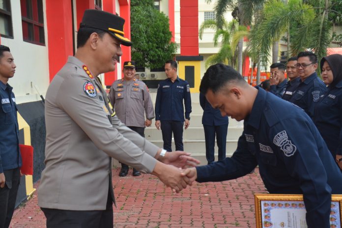 Kabidhumas Polda Kepri Kombes. Pol. Zahwani Pandra Arsyad memberikan penghargaan kepada Anggota Bidhumas Polda Kepri Briptu Ronal Maulana yang berprestasi dalam melaksanakan penata usahaan dan pengelolaan Barang Milik Negara (BMN) Polri guna penyusunan laporan keuangan Polri dalam mempertahankan opini Wajar Tanpa Pengecualian (WTP) 10 kali berturut-turut di lobby depan Bidhumas Polda Kepri, Jumat (5/1) f, humas Polda Kepri