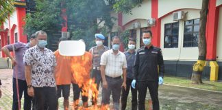 Polda Kepri Musnahkan Barang Bukti Jenis Ganja di Depan Dua Tersangka Direktorat Reserse Narkoba Polda Kepri melakukan pemusnahan barang bukti Narkotika jenis ganja dari hasil penangkapan di Kota Batam Provinsi Kepulauan Riau, Jumat (5/1) f,Polda Kepri