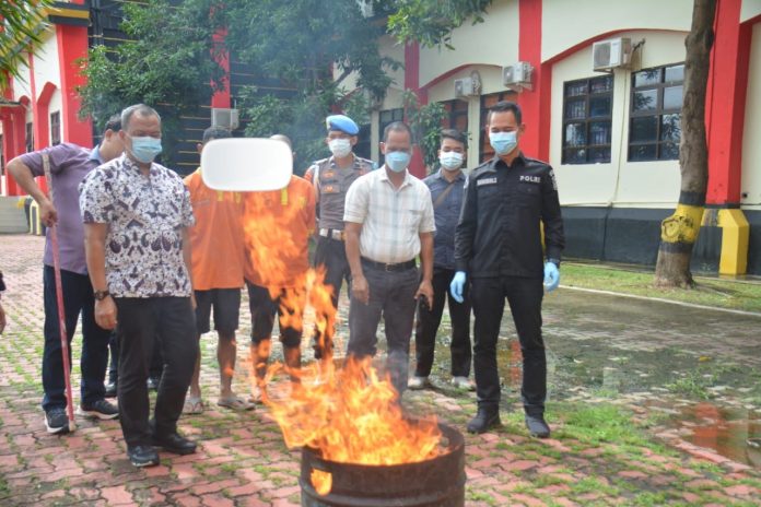 Direktorat Reserse Narkoba Polda Kepri melakukan pemusnahan barang bukti Narkotika jenis ganja dari hasil penangkapan di Kota Batam Provinsi Kepulauan Riau, Jumat (5/1) f,Polda Kepri