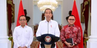 Pemerintah Akan Buka Rekrutmen CASN Sebanyak 2,3 Juta Formasi Presiden Jokowi didampingi Mensesneg Pratikno dan Menteri PANRB Abdullah Azwar Anas memberikan keterangan pers, Jumat (05/01/2024). (Foto: BPMI Setpres)