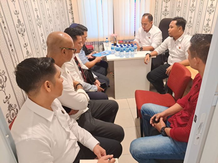 Dirreskrimsus Polda Kepri Kombes. Pol. Putu Yudha Prawira melakukan mediasi kedua belah pihak antara keluarga Hetty Elvi Situngkir dan Pihak RS Graha Hermine f, Polda Kepri