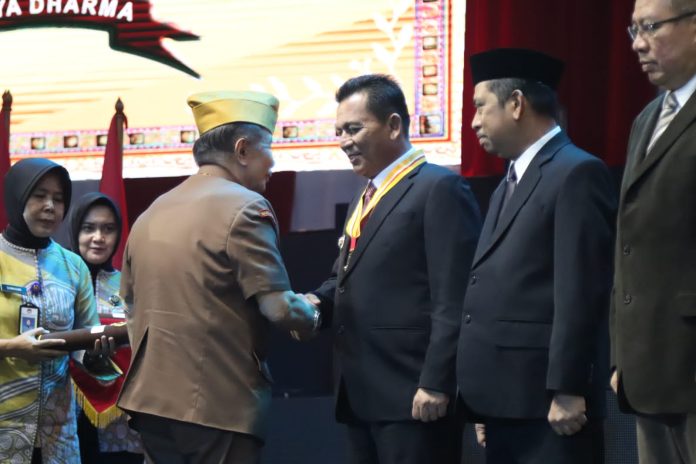Gubernur Kepulauan Riau Ansar Ahmad menerima anugerah tanda kehormatan Bintang Legiun Veteran RI dari Dewan Pimpinan Pusat (DPP) Legiun Veteran Republik Indonesia (LVRI) di Jakarta, Rabu (10/1) f,diskominfo Kepri