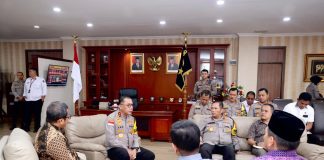 KPU Silaturahmi ke Polda Kepri, Yang Fitri Harap Angka Pemilih Meningkat Kapolda Kepri Irjen. Pol. Drs. Yan Fitri Halimansyah, terima kunjungan silahturahmi Ketua KPU Kepri Indrawan Susilo Prabowoadi, beserta staff bertempat di ruang kerja Kapolda Kepri pada hari Kamis (11/01) f, Polda Kepri