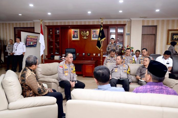 Kapolda Kepri Irjen. Pol. Drs. Yan Fitri Halimansyah, terima kunjungan silahturahmi Ketua KPU Kepri Indrawan Susilo Prabowoadi, beserta staff bertempat di ruang kerja Kapolda Kepri pada hari Kamis (11/01) f, Polda Kepri