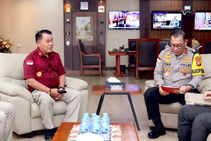 Kapolda Kepri Irjen. Pol. Drs. Yan Fitri Halimansyah, menerima kunjungan silahturahmi Kepala Kantor Imigrasi Kelas 1 Khusus Tanjungpinang Batam Samuel Toba, di ruang kerja Kapolda Kepri, Kamis (11/01) f, Polda Kepri