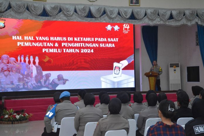 Karoops Polda Kepri Kombes Pol. Ulami Sudjaja, memberikan sosialisasi kepada Polwan Polda Kepri tentang pengamanan pemungutan dan penghitungan suara pada Pemilu Serentak 2024 yang bertempat di Gedung Lancang Kuning Jumat (12/01/2024) f, Polda Kepri