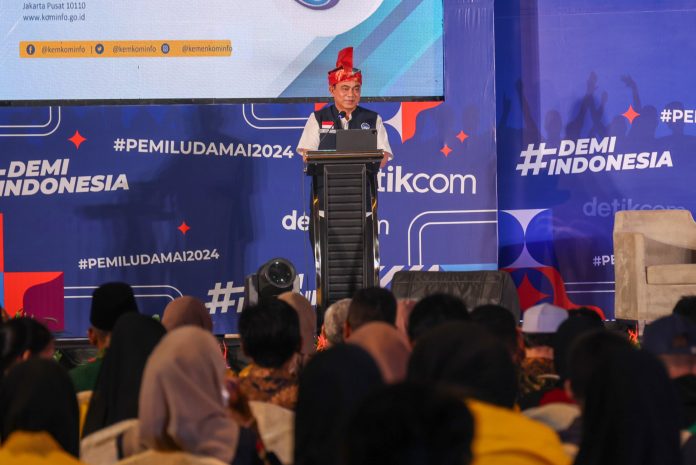 Menkominfo Budi Arie Setiadi saat menjadi pembicara dalam kegiatan Talkshow Demi Indonesia Cerdas Memilih yang dilaksanakan di Grandlotus Aston Hotel & Residences Kota Batam, Jumat (12/1) f,diskominfo Kepri