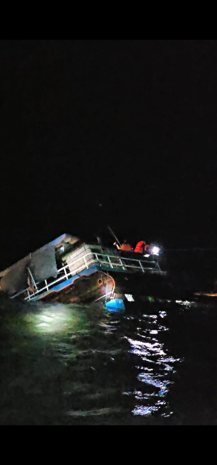 KRI Lepu-861 berhasil menyelamatkan Anak Buah Kapal (ABK) KLM. ALINZA III yang tenggelam di perairan Tanjung Datu, Jumat (12/1) f l, Koarmada 1 Tanjungpinang
