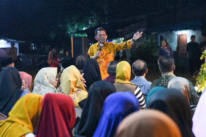 Gubernur Kepulauan Riau (Kepri) H. Ansar Ahmad mengunjungi masyarakat Mentigi di Lapangan Bola Mentigi, Bintan, Kamis (18/01) malam f, diskominfo Kepri