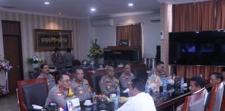 Dikunjungi Gubernur, Kapolda Ajak Pemerintah Tingkatkan Perhatikan Pelayanan Masyarakat Pulau Terluar Kapolda Kepri Irjen. Pol. Drs. Yan Fitri Halimansyah, menerima kunjungan silahturahmi Gubernur Provinsi Kepri H. Ansar Ahmad, beserta staff dalam rangka penyerahan empat unit mobil hibah ke Polda Kepri di ruang kerja Kapolda Kepri, Jumat (19/01) f, Polda Kepri