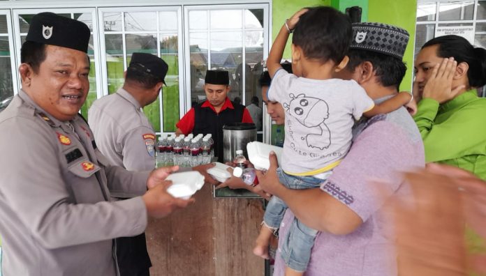 Polsek Tanjungpinang Timur Polresta melaksanakan kegiatan Jumat Berkah di wilayah Kecamatan Tanjungpinang Timur, Kelurahan Air Raja, Kota Tanjungpinang. Bertempat di Masjid Nurul Ikhwan, JL. D.I Panjaitan, pada hari Jumat (19/01) f, Polsek Tanjungpinang Timur