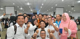 SK Kontrak 800 PTK Non ASN Se-Kota Batam Diperpanjang, Gubernur Berterimakasih untuk Pengabdian Mereka Gubernur Kepri Ansar Ahmad foto bersama PTK non ASN usai menyaksikan penandatanganan secara simbolis di Auditorium Kampus Unrika Batu Aji Kota Batam, Jumat (19/1) f,diskominfo Kepri