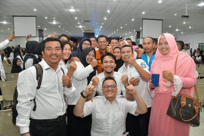 Gubernur Kepri Ansar Ahmad foto bersama PTK non ASN usai menyaksikan penandatanganan secara simbolis di Auditorium Kampus Unrika Batu Aji Kota Batam, Jumat (19/1) f,diskominfo Kepri