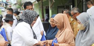 Disambut Tawa Bahagia Warga, HMR & Marlin Berbagi Sembako Bersubsidi untuk Ribuan Warga Nongsa Tawa ceria warga Kecamatan Nongsa, saat foto bersama Wali Kota Batam H Muhammad Rudi (HMR), bersama Wakil Gubernur Kepulauan Riau Hj Marlin Agustina, usai menerima paket sembako bersubsidi, Senin (23/1) f, Pemko Batam