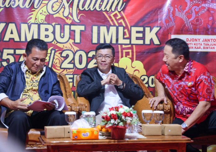 Ketua Harian Paguyuban Sosial Marga Tionghoa Indonesia (PSMTI) Tanjungpinang dan Bintan, Hartojo saat bersama Gubernur Kepri Ansar Ahmad dan Pj Wali Kota Tanjungpinang, Hasan pada pembukaan Bazar Imlek 2575 digelar di Jalan Merdeka, Tanjungpinang, beberapa waktu lalu f, diskominfo Kepri