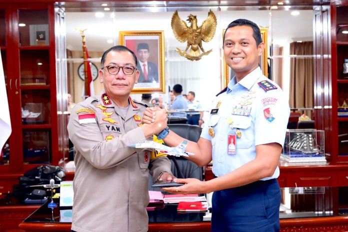 Kapolda Kepri Irjen. Pol. Drs. Yan Fitri Halimansyah, menerima kunjungan silahturahmi Danlanud Hang Nadim Letkol. Pnb. Sony Aji Pramono, S.T., M.I.Pol., beserta Pejabat Utama Lanud Hang Nadim ke Polda Kepri bertempat di Kerja Kapolda Kepri, Rabu (24/1) f, Polda Kepri