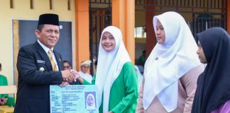 Gubernur Ansar Serahkan KTP-El kepada Siswa, Hasil Pelayanan Jemput Bola di Sekolah Gubernur Kepri Ansar Ahmad menyerahkan secara simbolis KTP-El kepada perwakilan siswa di SMA Negeri 7 Tanjungpinang, Jumat (26/1) f, diskominfo Kepri