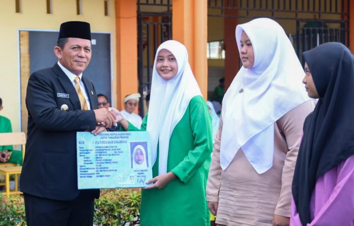 Gubernur Kepri Ansar Ahmad menyerahkan secara simbolis KTP-El kepada perwakilan siswa di SMA Negeri 7 Tanjungpinang, Jumat (26/1) f, diskominfo Kepri