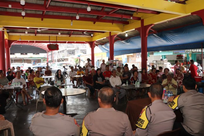 Kapolresta Tanjungpinang Kombes Pol. H. Ompusunggu mendengarkan keluhan, curhatan, kritikan masyarakat, guna mewujudkan situasi Kamtibmas yang kondusif dan pelayanan Polri di Kedai Kopi Klenteng Pelantar III, Kelurahan Tanjungpinang Kota, Kecamatan Tanjungpinang Kota, Kota Tanjungpinang, pada hari Jumat (26/01) f, Polresta Tanjungpinang