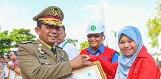 Gubernur Ansar Tekankan Pentingnya Kesehatan dan Keselamatan Kerja (K3) kepada Perusahaan Gubernur Kepri Ansar Ahmad menyerahkan secara simbolis santunan BPJS ketenagakerjaan untuk lima orang pekerja yang terdiri dari nelayan, buruh, guru TPQ, dan pegawai honorer di Halaman Gedung Daerah, Tanjungpinang, Senin (29/01) f, diskominfo Kepri